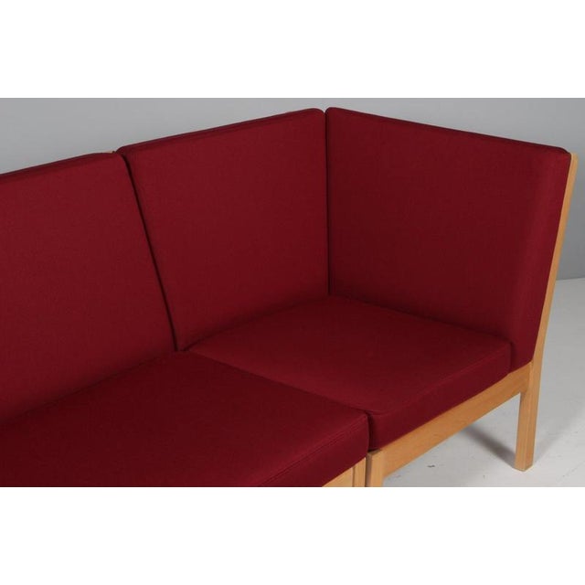 Modul Sofa in Beech and Red Wool attributed to Hans J. Wegner for Getama, 2000s For Sale - Image 4 of 8