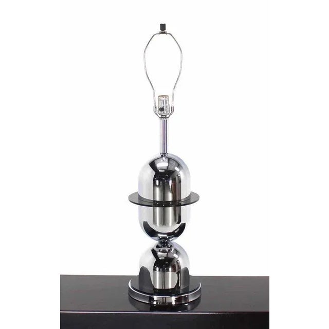 Very nice Mid-Century Modern bullet shape table lamp. Perfect for a modern home.