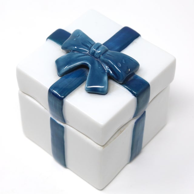 1980s Ceramic Gift Box Containers With Pink & Blue Bows - Matched Pair For Sale - Image 5 of 14