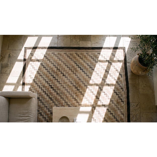 Textile 1925s Ivory Cream Zigzag Modern Antique American Hooked Rug Hand Knotted Pile Rug 4'5" X 6'4" Wool Carpet For Sale - Image 7 of 9