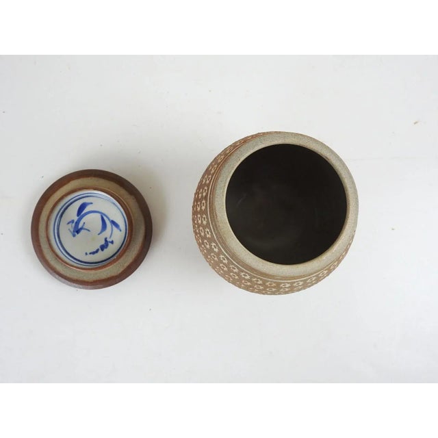 1980s 1987 v Chin Vorakit Chinookoswong Stoneware Studio Pottery Jar With Lid For Sale - Image 5 of 9