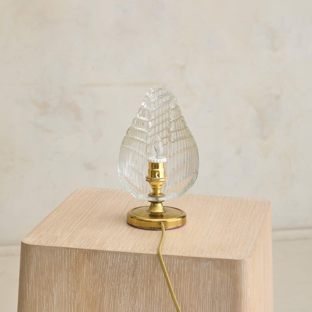 An Italian Art Deco table lamp crafted in the manner of the esteemed Barovier & Toso atelier, circa 1930s. Formed in...
