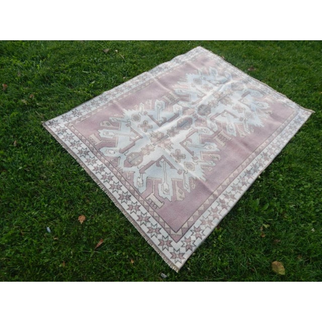 VINTAGE HANDWOVEN OUSHAK RUG YASTIK 47.2'' X66.1'' / 120x168cm Hand woven with high quality pure wool Excellent condition...