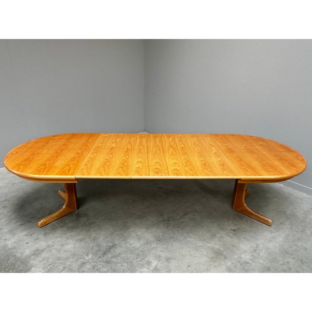 Oval extandable dining table with 3 extra leaves (can be stored inside the table). In good vintage condition. Dimensions:...