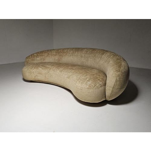 Experience the romance and grace of 1950s avant-garde design with the Julep sofa, crafted in 2018 by renowned Swedish...