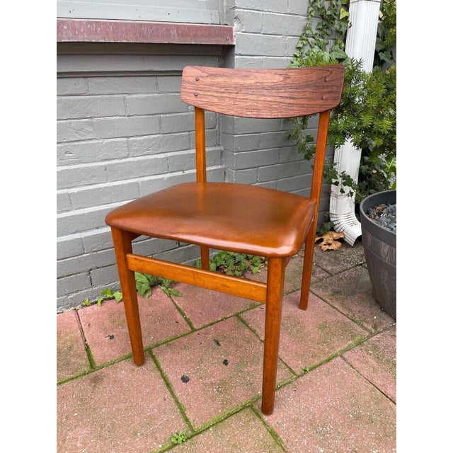 Mid-Century Danish Style Modern Teak Chair with Vinyl Seat This beautifully crafted Danish-style modern chair showcases...