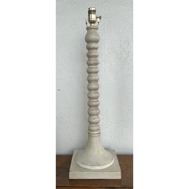 This elegant vintage table lamp showcases a classic bobbin-turned silhouette, characterized by its repetitive, sculptural...