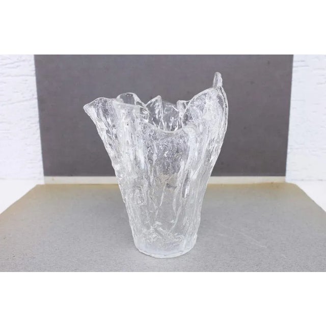 Superb folded glass vase from the 70s This "handkerchief" vase seems to be of Scandinavian origin and reminds us of the...