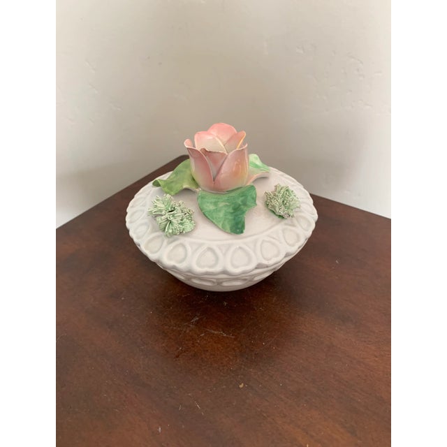 Mid 20th Century Italian Mid Century Trompe l'Oeil Studio Ceramic Box With Pink Rose Finial For Sale - Image 5 of 5