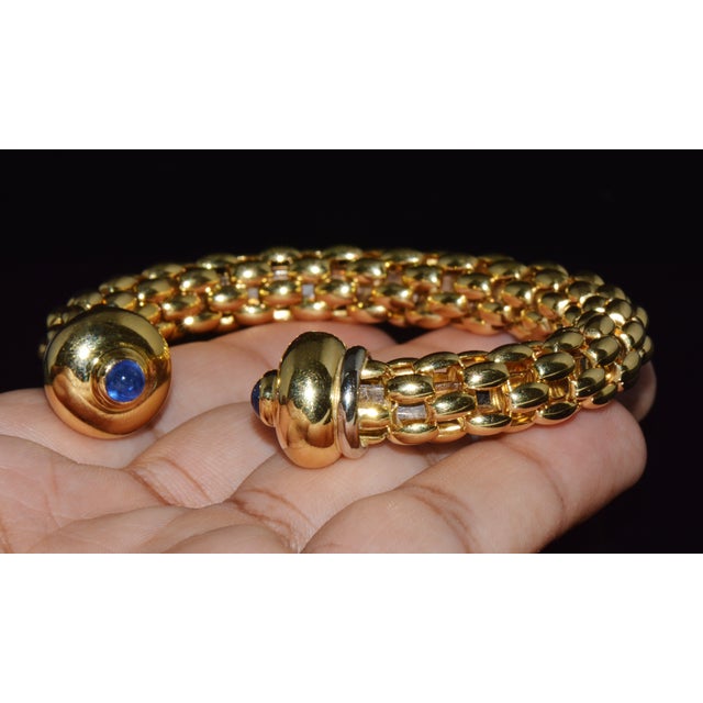 Vintage Fope Flex'it 18k Gold Natural Blue Sapphire Open Cuff Bangle Bracelet For Sale - Image 9 of 15