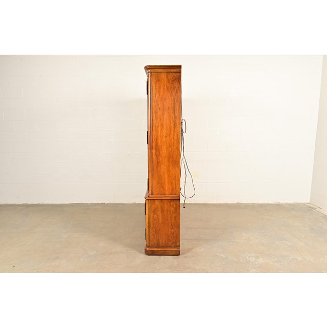 Henredon French Provincial Louis XV Carved Walnut Lighted Breakfront Bookcase Cabinet, Circa 1970s For Sale - Image 14 of 17
