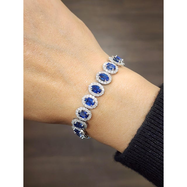 Modern 16.29 Ct Natural Ceylon Sapphire & Diamond Bracelet For Sale - Image 3 of 5