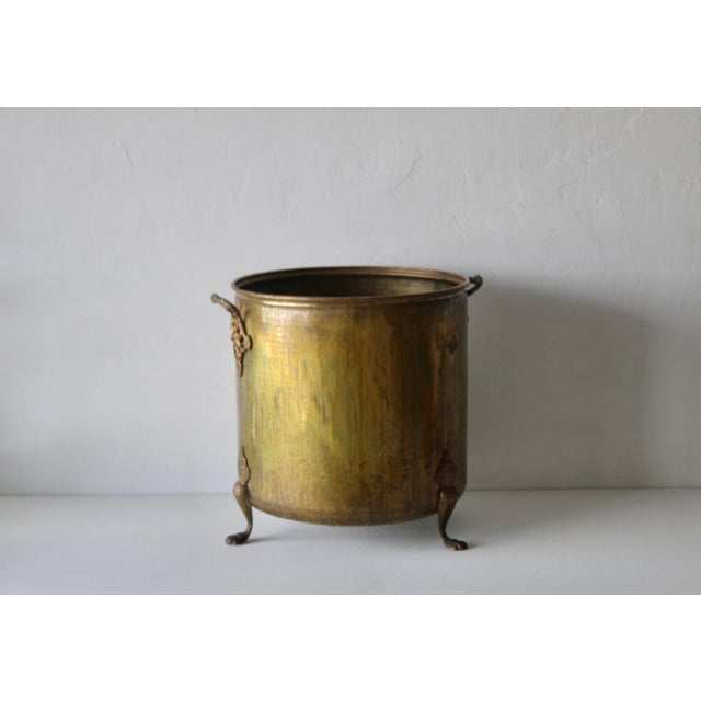 1980s Extra Large English Style Brass Hammered Paw Footed Planter With Ornate Handles Vintage Mid Century For Sale - Image 5 of 18