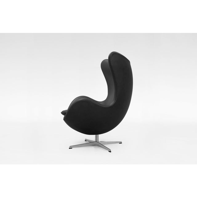 Vintage Egg Chair in Black Leather by Arne Jacobsen for Fritz Hansen, 1950s For Sale - Image 3 of 8