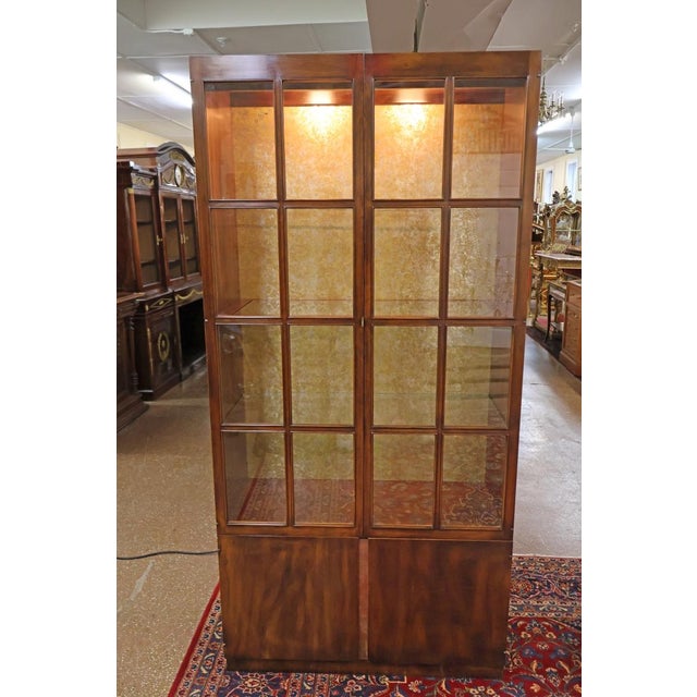 1970s Pair of John Widdicomb Mahogany Hollywood Regency China Display Cabinets For Sale In New York - Image 6 of 17