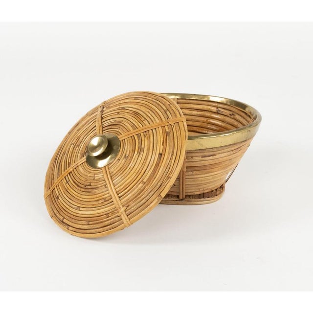 Midcentury beautiful decorative bowl or box whit cover in rattan and brass. Made in Italy in the 1970s.