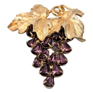 Vintage 1960s Signed Napier Goldtone Faux-Amethyst Grape Cluster Brooch For Sale