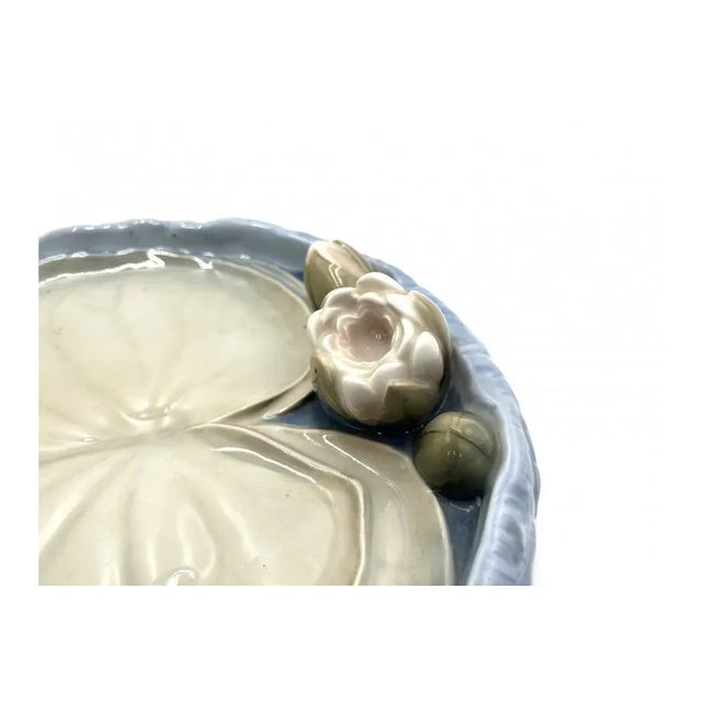 A large decorative plate with a water lily, unique. Produced by the Danish manufacture Bing & Grondahl. Very good...