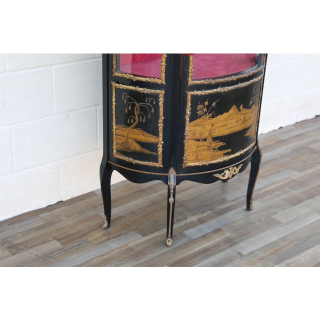 French Louis XV Style Ormolu Mounted Hand-Painted Curved Glass Vitrine Display Cabinet, 1940s For Sale In Los Angeles - Image 6 of 18