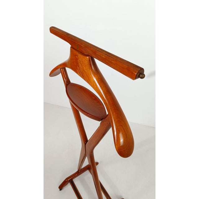 Stunning Valet made in Italy between the 50s and 60s by the historic company Fratelli Reguitti in cherry-stained solid...