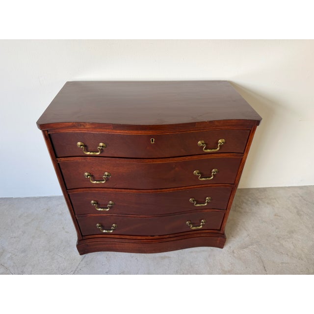 1960s Vintage Serpentine-Front Mahogany Three-Drawer Nightstand / Bachelor’s Chest For Sale - Image 5 of 12