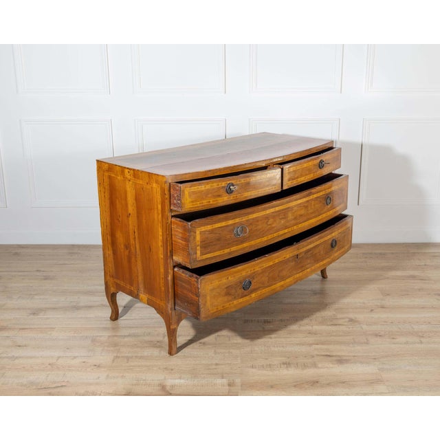 18th Century Venetian Louis XVI Chest of Drawers in Walnut, 18th Century For Sale - Image 5 of 8