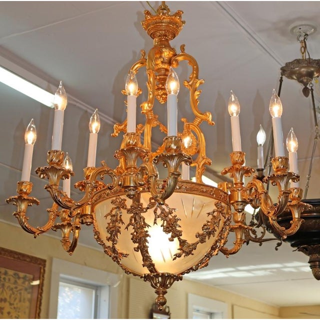 French 1990s Italian Fbai Gold Gilt Bronze & Crystal 12 Light Louis XV Style Chandelier For Sale - Image 3 of 12