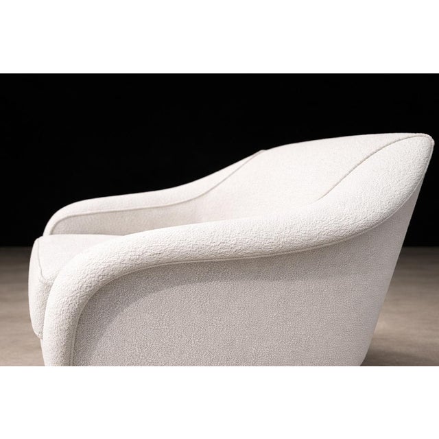 White Curva Armchair With Tubular Legs in Bouclé by Joaquim Tenreiro for Langenbach & Tenreiro, Brazilian Modern, 1960 For Sale - Image 8 of 18