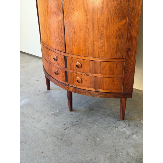 Wood Mid 20th Century Danish Rosewood Corner Cabinet in Style of Kai Kristiansen – Vintage Scandinavian Curved Bar / Storage Cabinet For Sale - Image 7 of 10