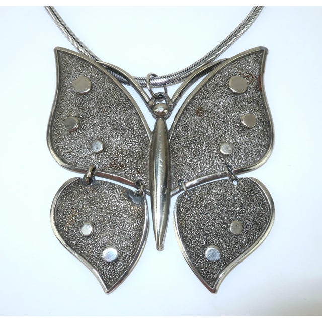 Mid-Century Modern Silver Metal Articulated Butterfly Pendant Necklace, c.1970 For Sale - Image 3 of 12