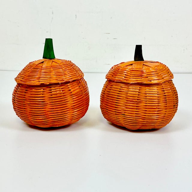 American 1970s Vintage Boho Chic Americana Arts & Crafts Small Wicker Pumpkin Baskets - A Pair For Sale - Image 3 of 10