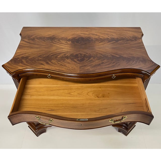 Late 20th Century EJ Victor Mahogany Serpentine Bachelor's Chest With Brushing Slide For Sale - Image 12 of 17