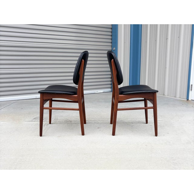 1960s Set of 6 Refinished Danish Modern Teak & Black Vinyl Dining Chairs- Set of 6 For Sale - Image 11 of 15