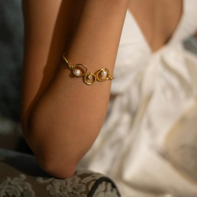 Handmade Radiance Pearl & Gold Adjustable Bracelet For Sale In Miami - Image 6 of 11