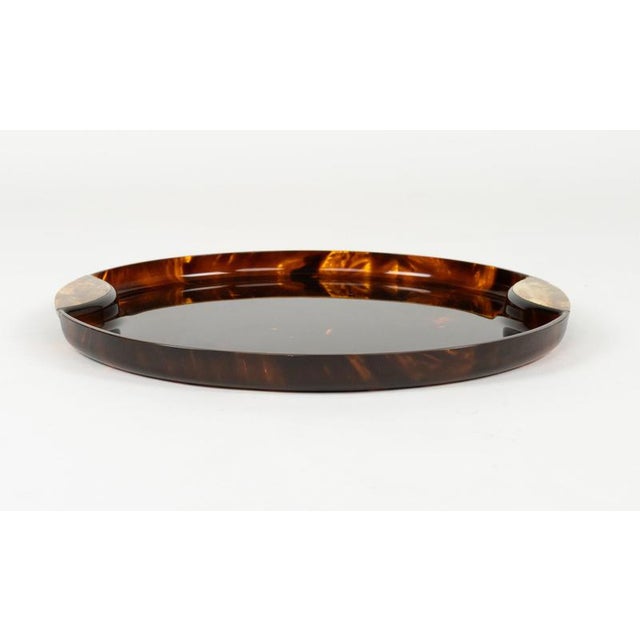 1970s Mid-Century Round Serving Tray in Acrylic Glass Faux Tortoiseshell and Brass, Italy, 1970s For Sale - Image 5 of 16