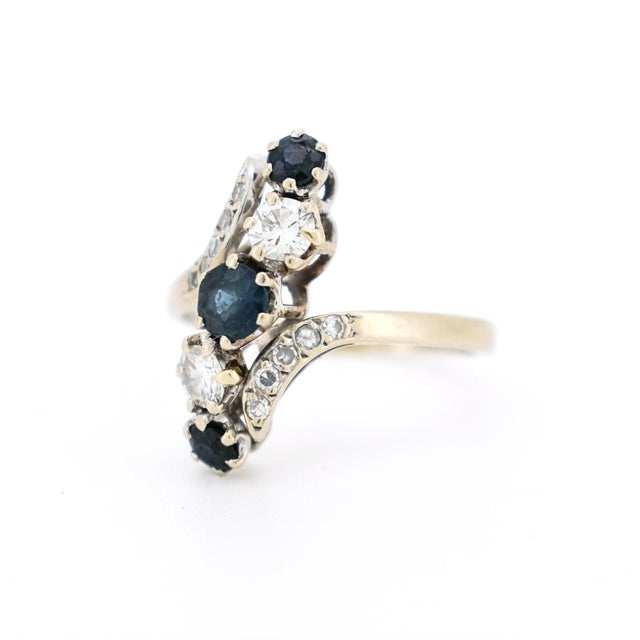Vintage Belle Époque Style 18-Carat Gold Ring (750/1000) from the 1960s This elegant vintage ring features a central row...