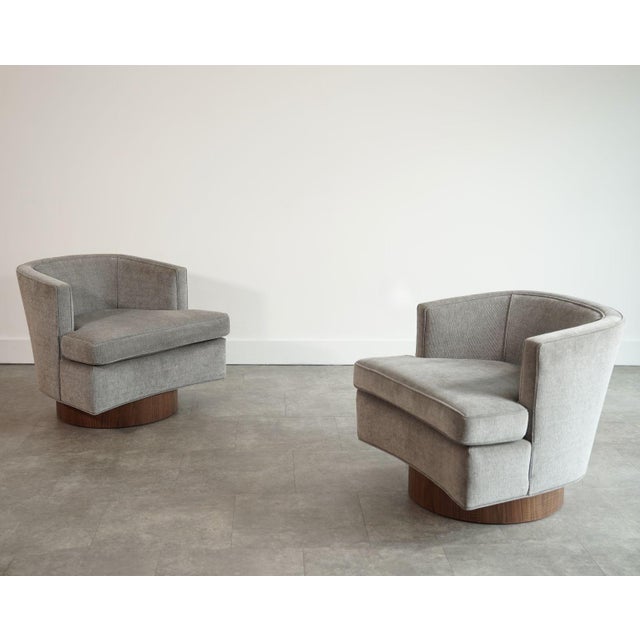 Set of Swivel Chairs in Walnut and Linen by Harvey Probber, C. 1950s For Sale - Image 4 of 10