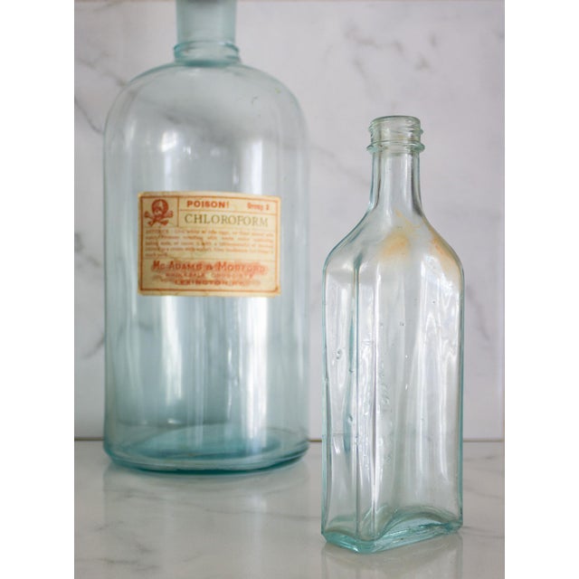 Baby Blue Pair of American Antique Aqua Apothecary Bottles From Chicago and Lexington For Sale - Image 8 of 18