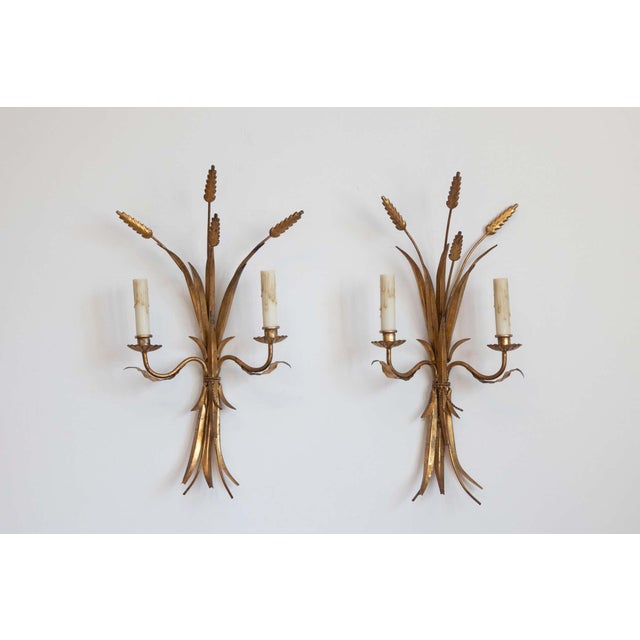 This stunning pair of 20th-century French gilded wheat sheaf sconces embodies the elegance and artistry of mid-century...