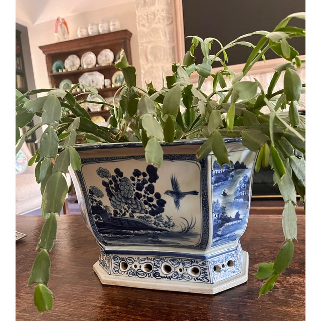 Early 20th Century Vintage Chinoiserie Octagonal Blue & White Cachepot/Planter For Sale - Image 5 of 16