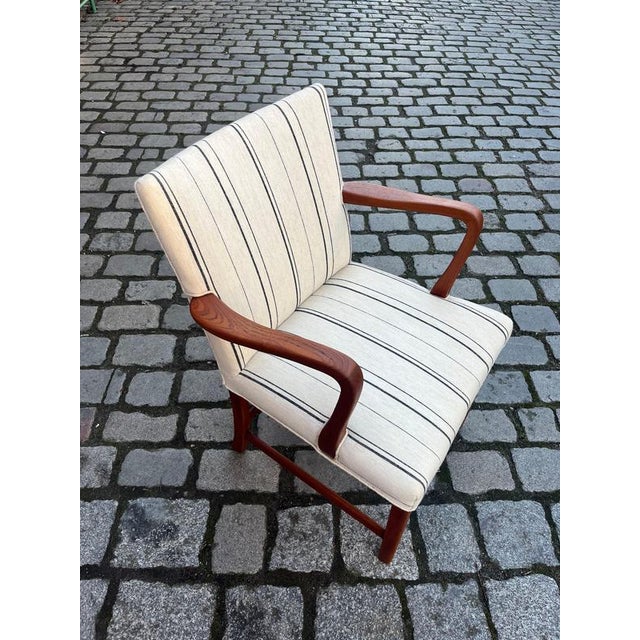 This elegant armchair from Denmark is a beautiful example of mid-century Danish design. It combines organic forms with...