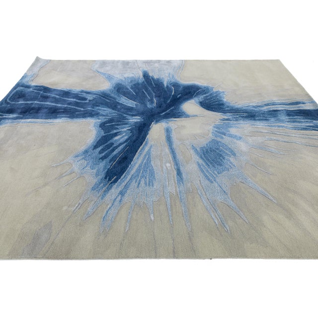 Modern Abstract "Blue Splash" Hand-Tufted Wool & Viscose Area Rug – Grey & Navy For Sale In New York - Image 6 of 10