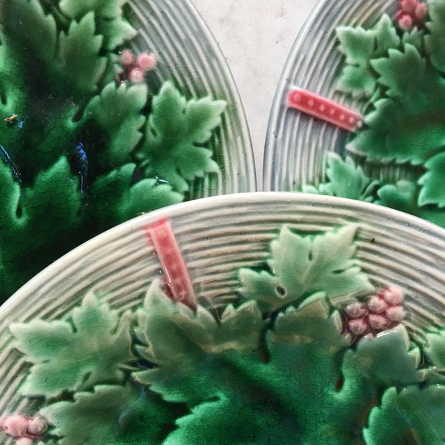 French Majolica Grapes Plate Gien, circa 1890 For Sale - Image 4 of 6