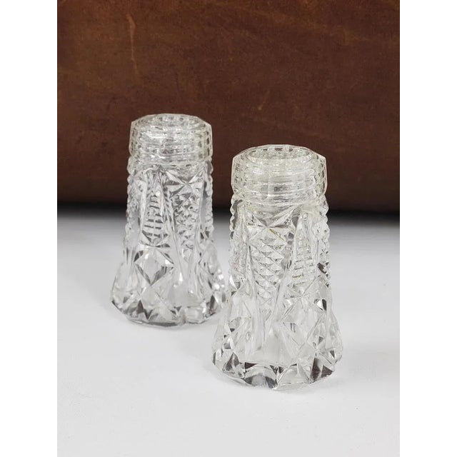 French Art Nouveau Salt and Pepper Shakers in Facetted Crystal Glass, 1920s, Set of 2 For Sale - Image 6 of 11
