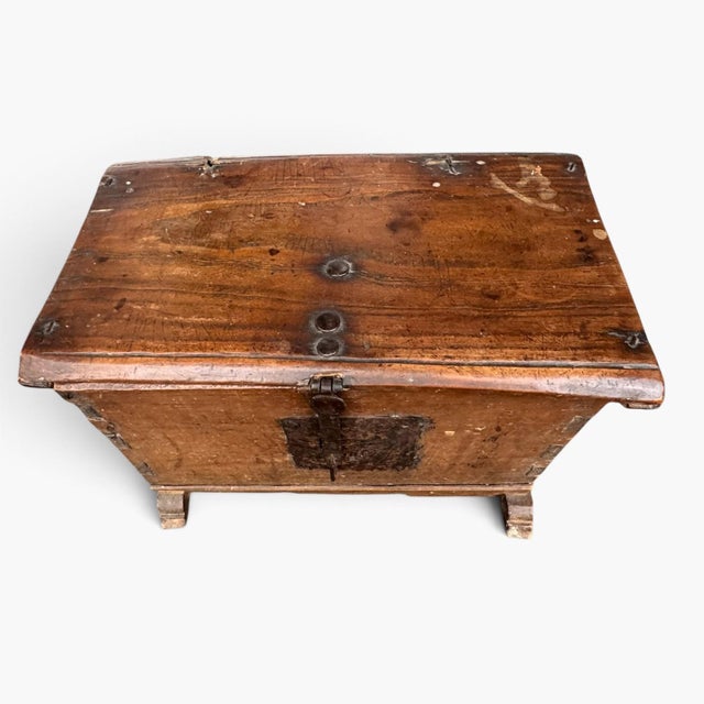 Antique 18th Century Wooden Trunk Coffer – Primitive Dovetail Chest For Sale - Image 6 of 16