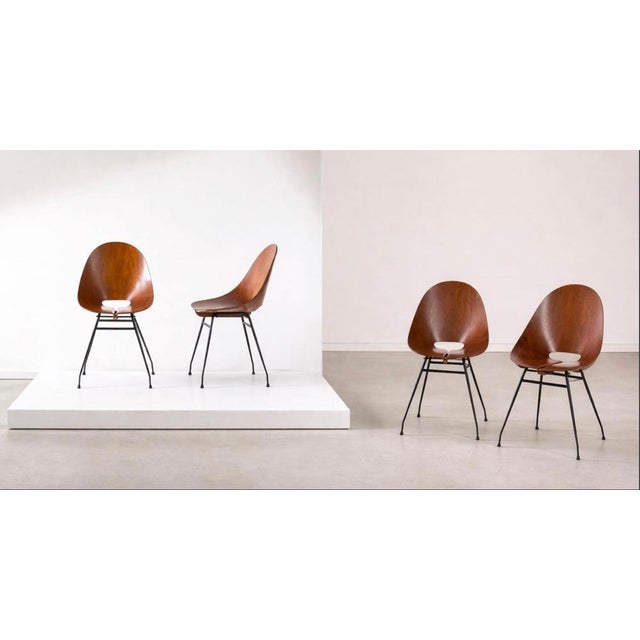 This set of four chairs, designed by Carlo Ratti in the 1950s for Società Compensati Curvati, represents a classic example...