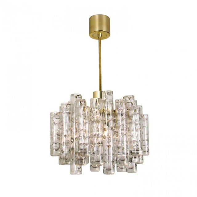 We offer an amazing set of doria light fixtures. The three-light fixtures are featuring a frame with brass details and...
