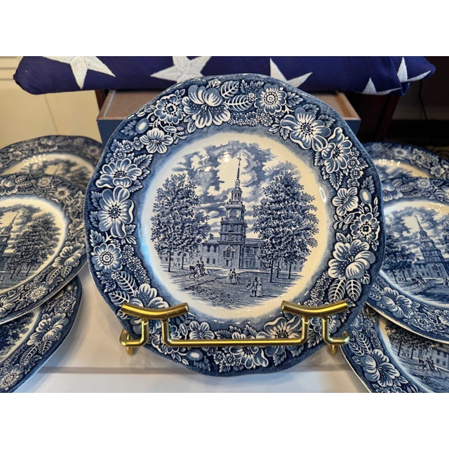 Ceramic 1970s Liberty Blue “Independence Hall” Ironstone Plates | English Transferware Americana Wall Collection - Set of 7 For Sale - Image 7 of 14