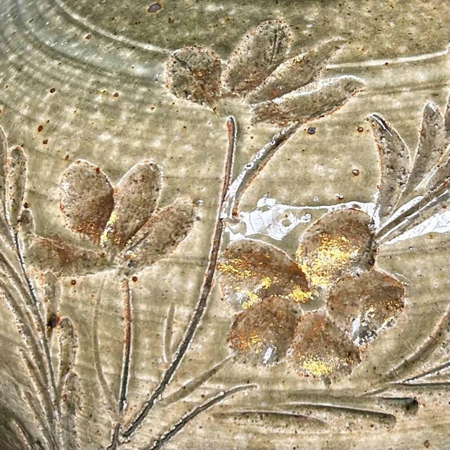 Beautiful ikebana flower vase with a floral decor, from the Shôwa period. Dimensions: height 19 cm, diameter 23 cm. In...