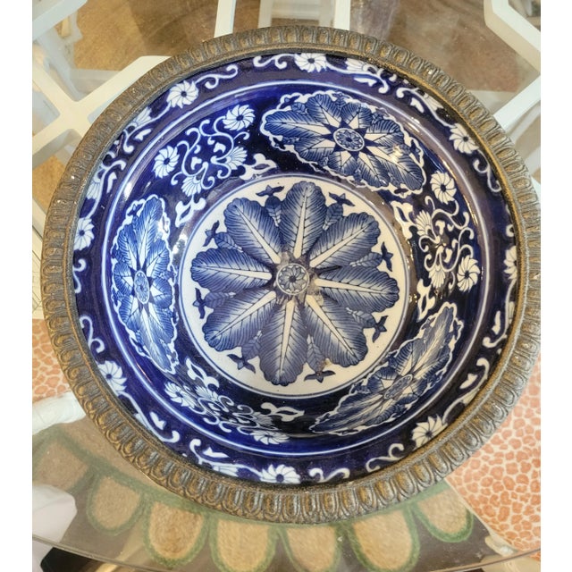 1990s Vintage Bombay Company Large Porcelain Chinoiserie Blue White Brass Rim Decorative Bowl For Sale - Image 5 of 7